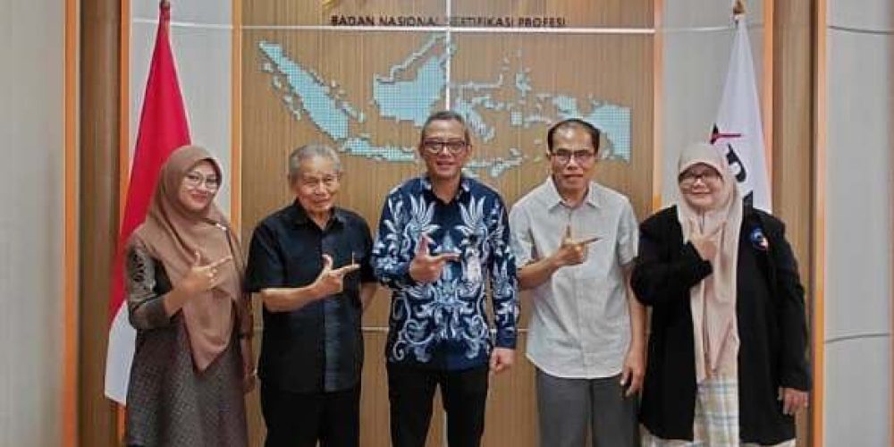 Dari kiri ke kanan:

Sofi Lafi (Staf Admin LSP)
Darwis A
Rahman (Anggota Dewan Pengarah LSP)
Syamsi Hari (Ketua BNSP)
Riduan
Simanjuntak (Ketua Dewan Pengarah LSP)
Sri Nurfaizah (Kepala LSP)